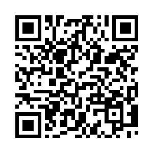 饶有兴致地一页一页扫着邮件标题二维码生成