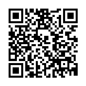 饶有兴趣地看着站在他们面前的小白和小金二维码生成