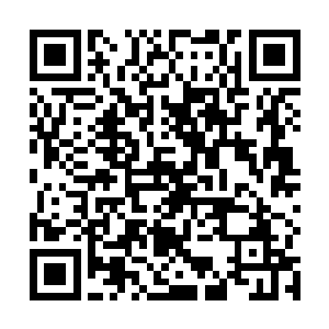 马丁手中的双手重剑和李峰手中的双手重剑撞击在一起二维码生成