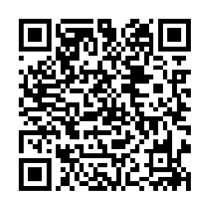 马上带着大姐头和那两个枪手从山顶的另一边离开了二维码生成