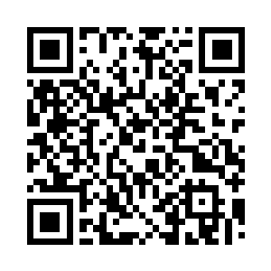 马克・鲍文忧心忡忡地站在贝尼特斯身边二维码生成