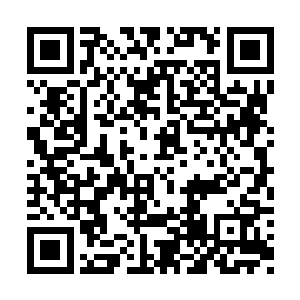 马克洛夫斯基从地上捡起了一个很小巧的通讯器二维码生成