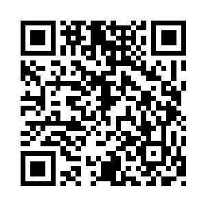 马文站在窗口看着黄昏的街道上人来人往二维码生成