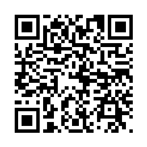 马车不紧不慢的路过一处城郊的街道二维码生成