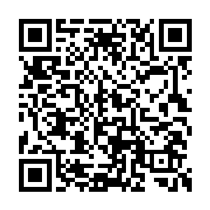 驶入到了远处一艘巨舰船头下面张开的货仓之中二维码生成