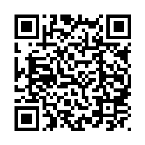 骆天明迅速挑了一张靠墙角的桌子二维码生成