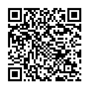 高台上的长老从七十六个玉瓶中拿出了一个玉瓶高高举起二维码生成