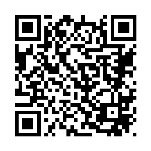 高地上的刘万林潇洒的吹了吹枪管二维码生成