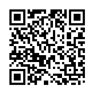 高大英俊的骨器师先生抬手制止严默解释二维码生成