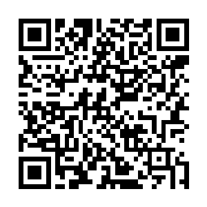 高扬在一个跟小唐尼约好的咖啡馆里要了杯咖啡等着小唐尼二维码生成