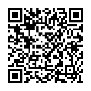 高空悬浮着的白色建筑群突然出现了密集的裂缝二维码生成