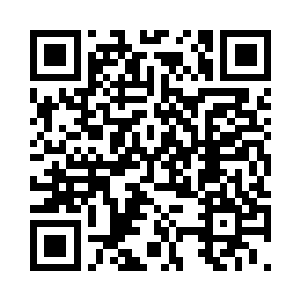 魏婷从车棚里推出自己的小鸟电动车二维码生成