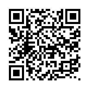 黄健翔一拳砸在了自己面前的解说席桌子上二维码生成