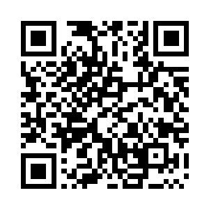 黄半仙手里拿着一杆招牌带着铃儿走在大街上二维码生成