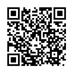 黄玲玲目不转睛的看着刘飞走着模特步二维码生成