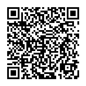 黄色增光镜片帮助他迅速捕捉到黑得如同墨汁一般天空中几道橙红色的尾焰二维码生成