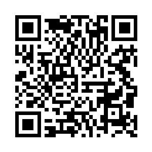 黑亮的瞳孔透过透明玻璃看着头顶的无穷苍穹二维码生成