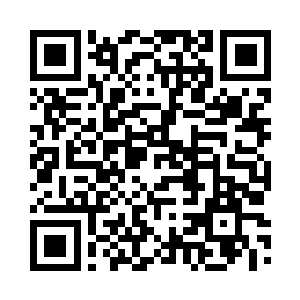 黑色的墓碑上刻画着她不认得的字迹二维码生成