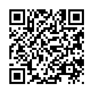 黑色的星体上遍布了巨大的金属色山峰二维码生成