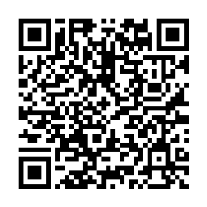 黑色的林肯领航员和一辆奥迪a8停在华府天地售楼中心门口二维码生成