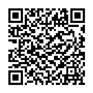 黑色皮衣黑色皮裤黑色长发黑色瞳孔的漂亮女人二维码生成