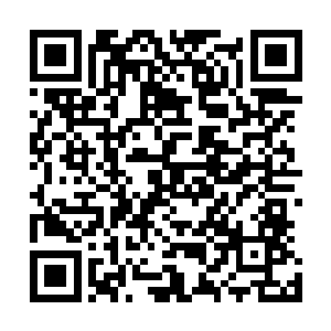 黑黝黝的粗野男人和默默站在岸边的绝美女孩形成巨大反差二维码生成