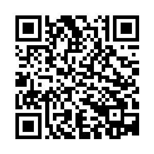 默默地注视着草地上欢乐无比的夫妻俩二维码生成