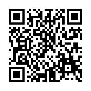 默默的继续在柜台里挑拣新鲜的食材二维码生成