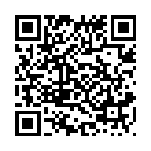 黝黑小个子似乎看出了朱飞的顾忌二维码生成