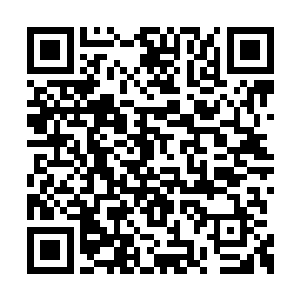 龙傲天的目光落到了大厅拐角处的一个桌子上面二维码生成