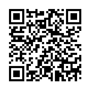 doctor史密斯正在医疗室内给老爷做检查二维码生成